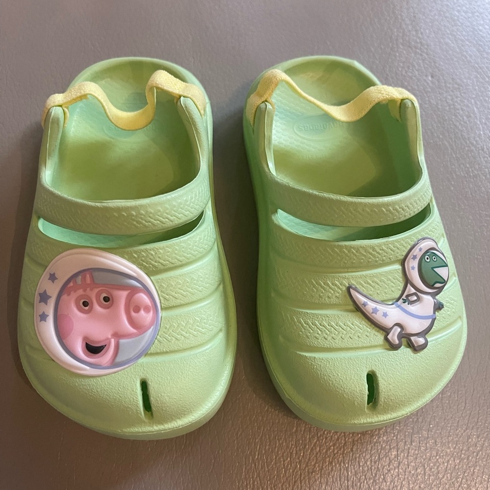 Havaianas Kids Light Green Peppa Pig Sandals size 5-6 toddler